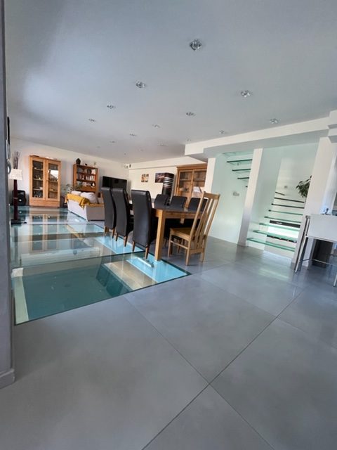 SALON AVEC PLANCHER EN VERRE 1